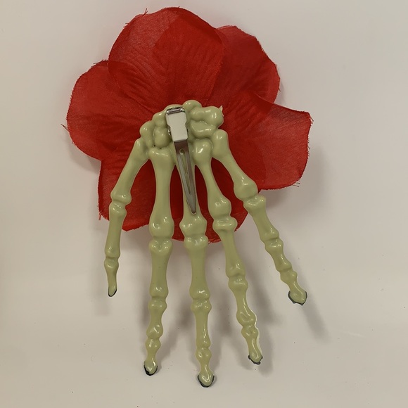 Red rose 🌹 Halloween hair clip creepy hand bones - Picture 14 of 16